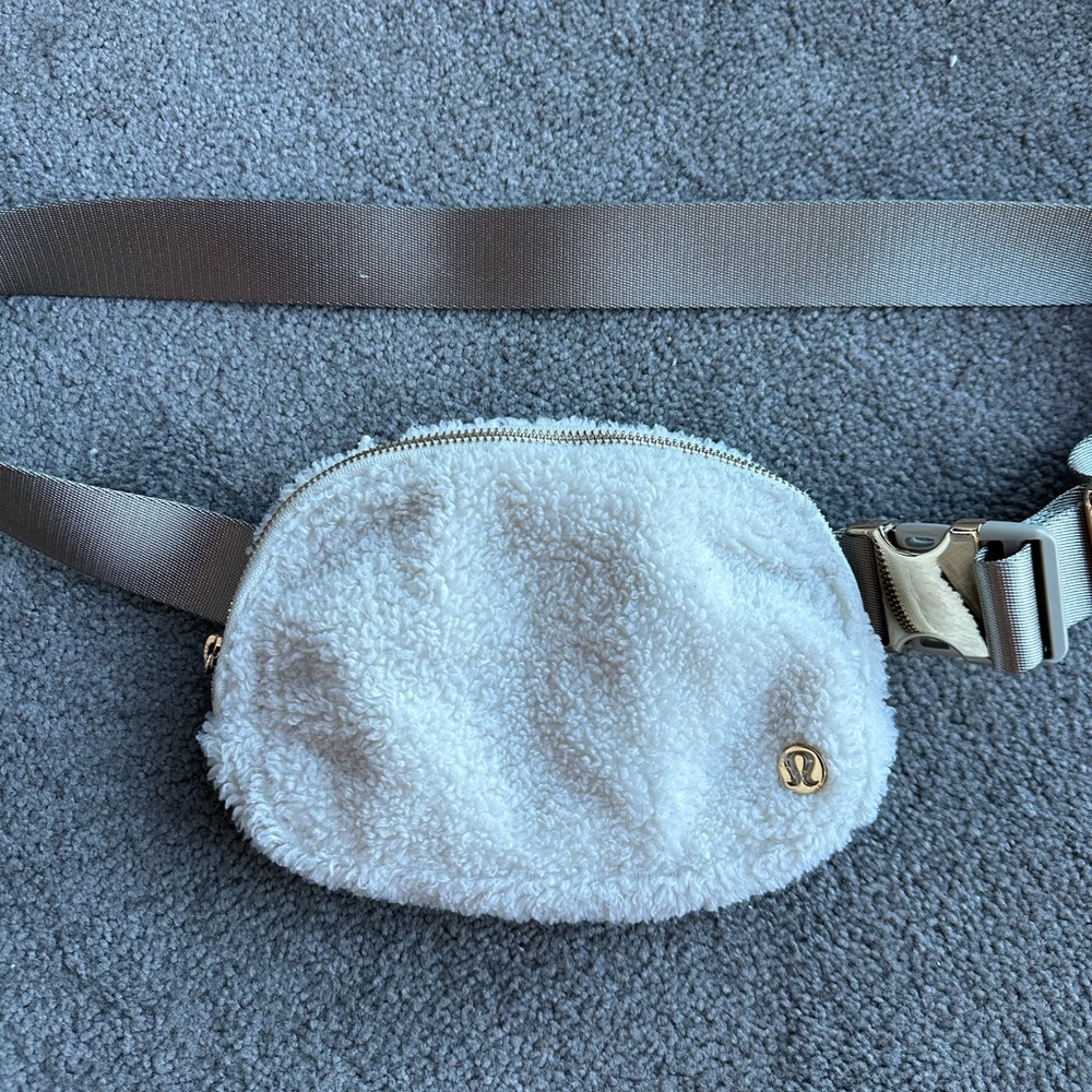 Lululemon Sherpa belt bag